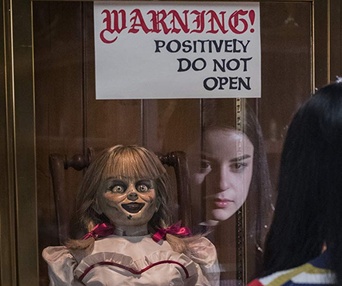 Une scène du film Annabelle Comes Home