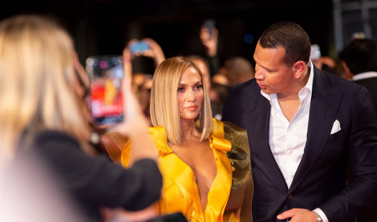 Image de l'article Un accessoire de Jennifer Lopez sur le tapis rouge de Hustlers fait jaser
