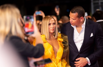 Image de l'article Un accessoire de Jennifer Lopez sur le tapis rouge de Hustlers fait jaser