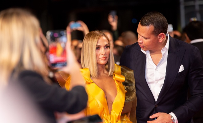 Image de l'article Un accessoire de Jennifer Lopez sur le tapis rouge de Hustlers fait jaser