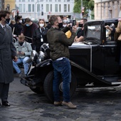 Une scène du film <em>Mrs. Harris Goes to Paris</em>