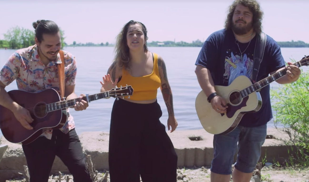 Image de l'article Mariana Mazza chante une ballade irrévérencieuse avec 2Frères