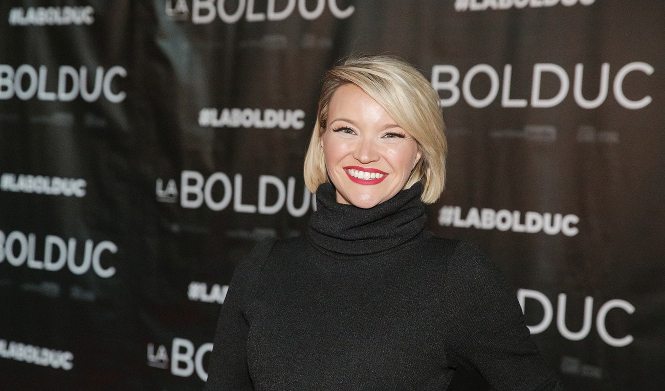 Julie Ringuette dévoile son joli bedon de maman sur le tapis rouge de La Bolduc