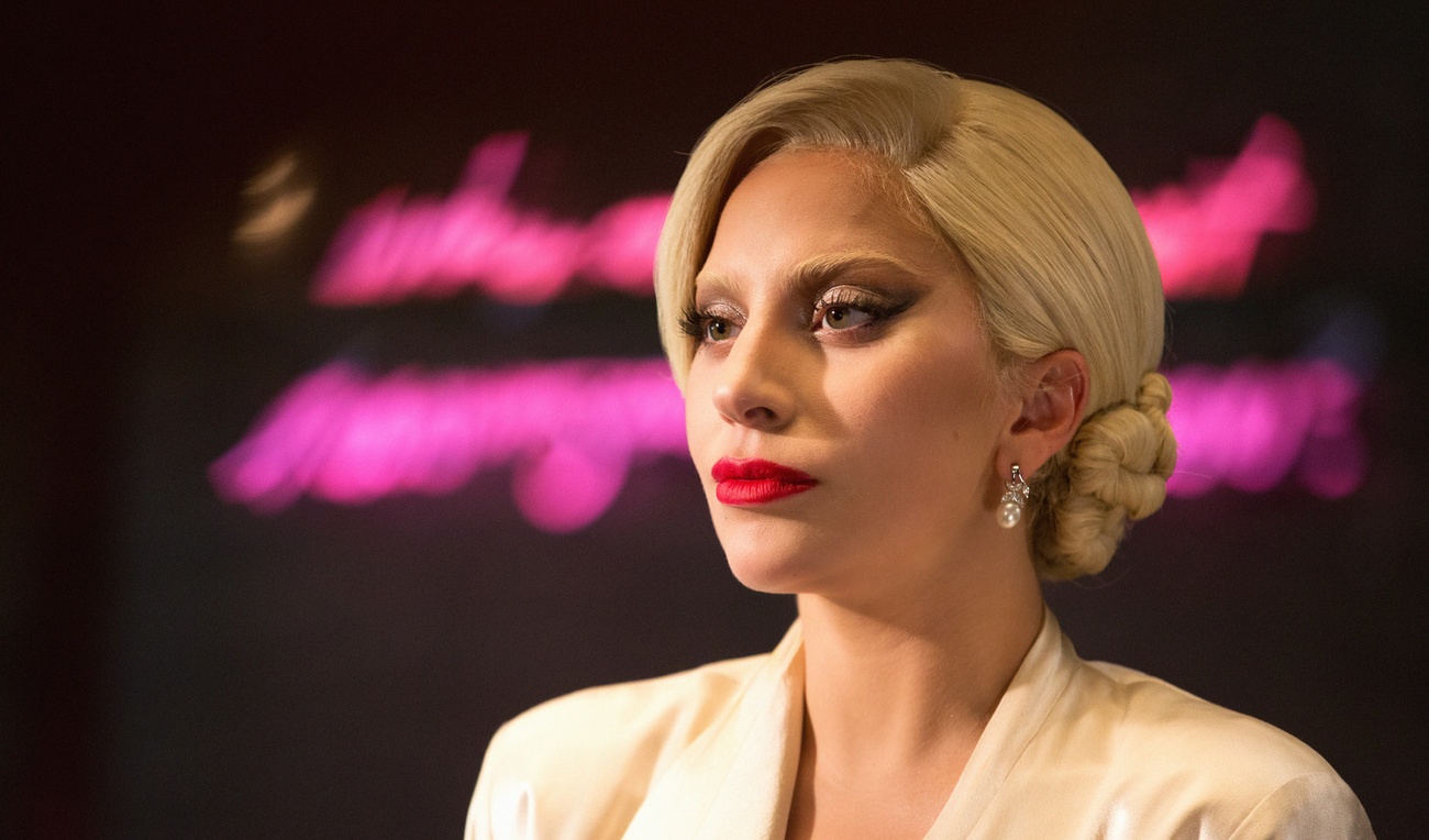 Cette robe-toxedo de Lady Gaga est à tomber par terre