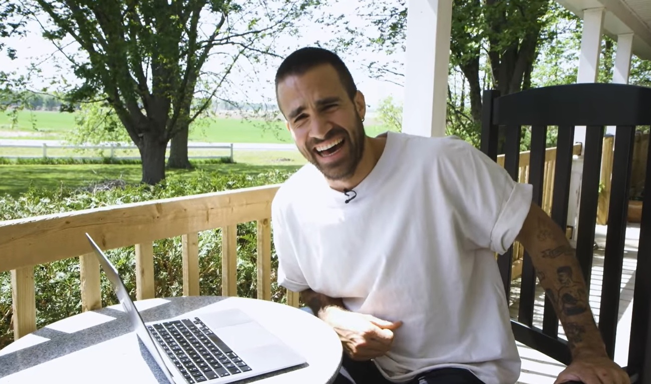 Jay Du Temple sur son perron.