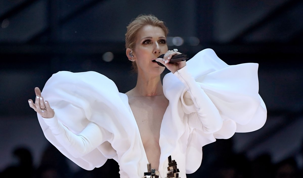 Céline Dion charme la presse en imitant Cher dans les coulisses des BBMAs 2017