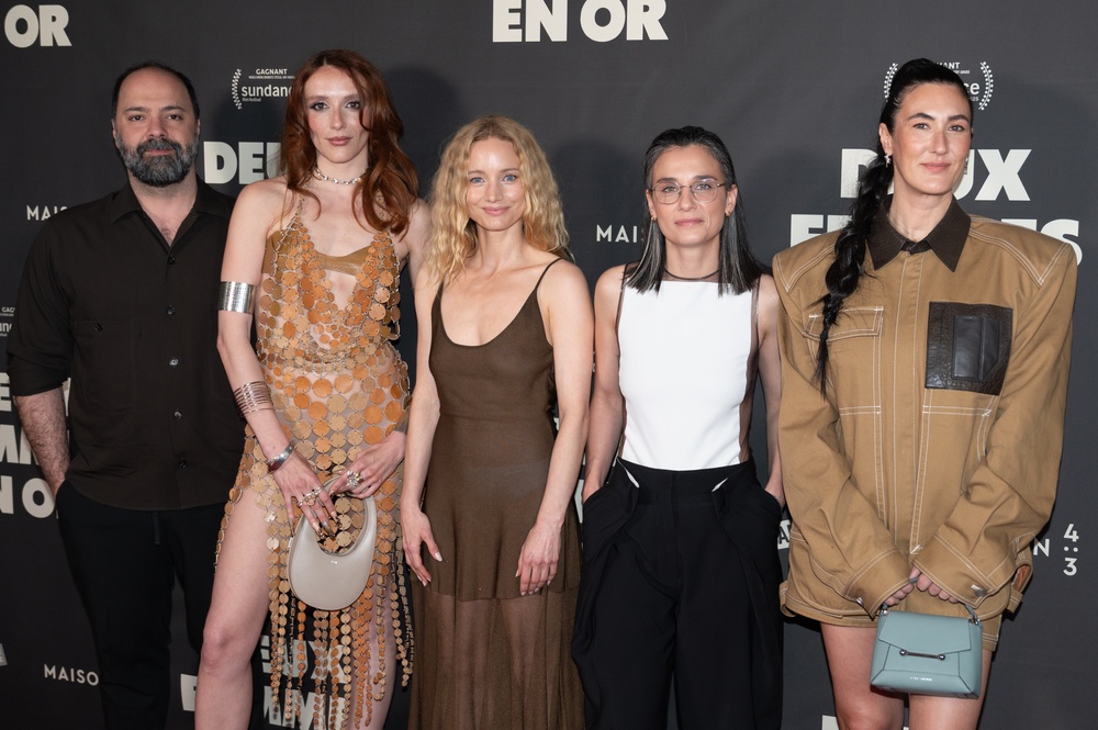 Tapis rouge de Deux femmes en or