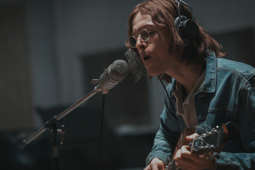 Harris Dickinson est John Lennon