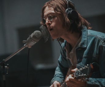 Harris Dickinson est John Lennon
