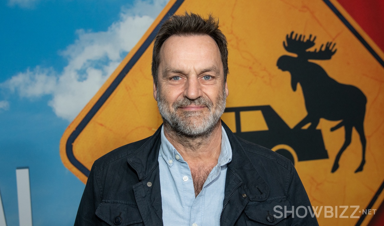 Image de l'article Benoît Gouin foule un tapis rouge avec son amoureuse pour une rare fois