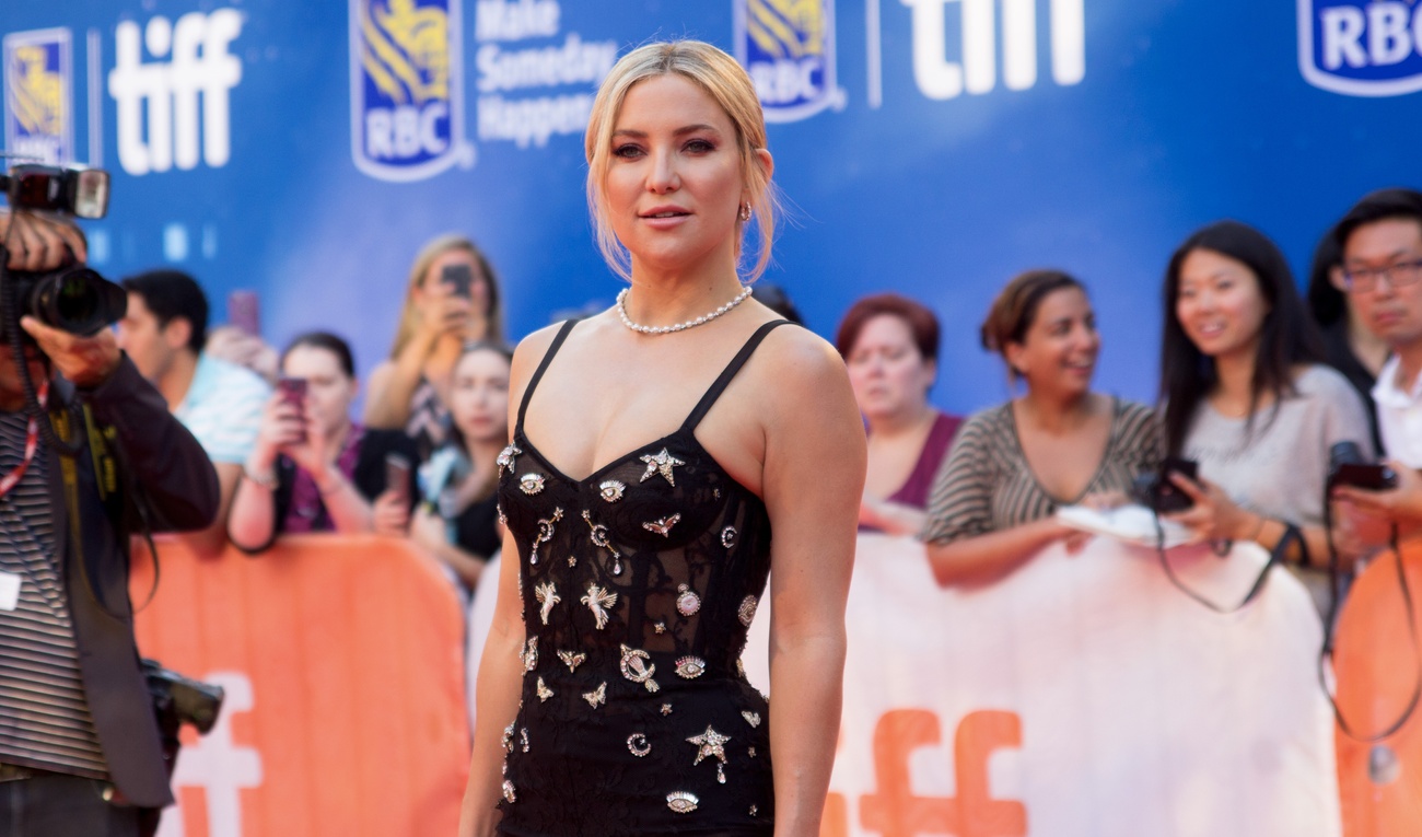 Kate Hudson fait tourner les têtes grâce à une tenue révélatrice au TIFF 2016