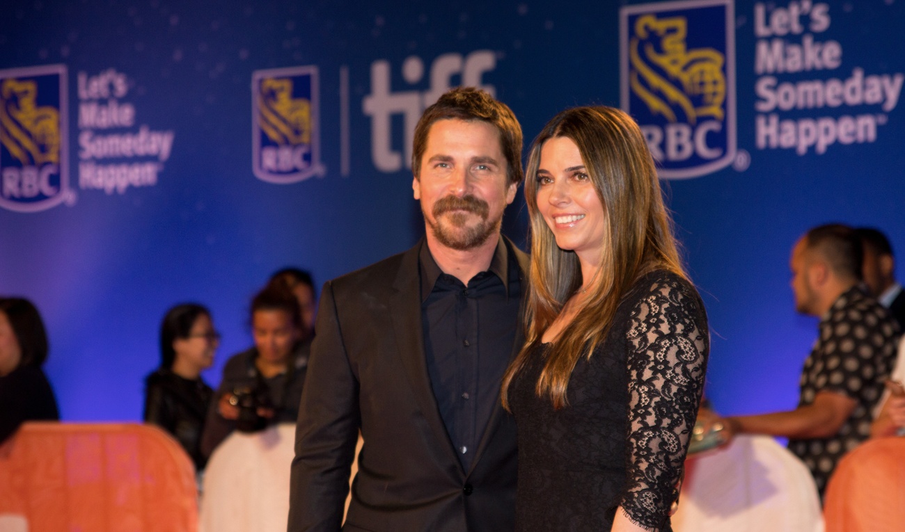 La moustache de Christian Bale vole la vedette sur le tapis rouge de The Promise 