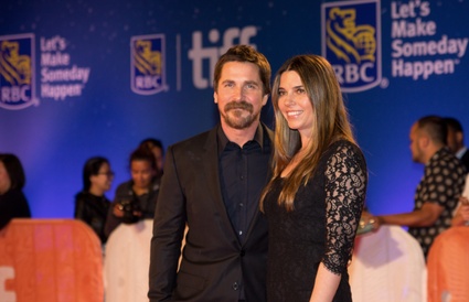La moustache de Christian Bale vole la vedette sur le tapis rouge de The Promise 