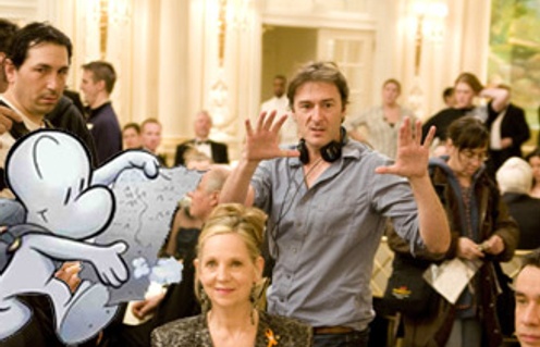 P.J. Hogan sur le plateau de Confessions of a Shopaholic accompagné par un personnage de Bone