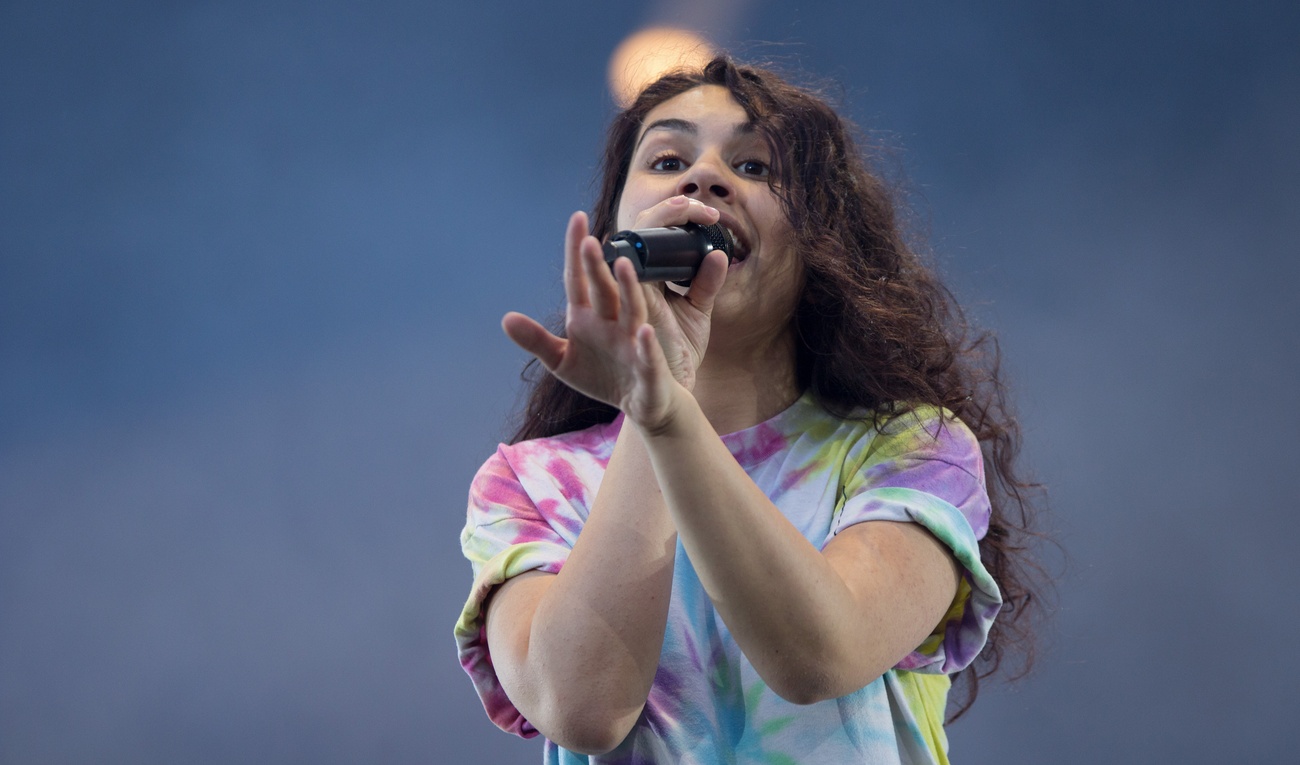Des milliers de personnes soulignent l'anniversaire d'Alessia Cara au FEQ 2016