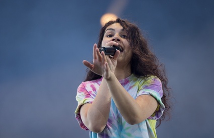 Des milliers de personnes soulignent l'anniversaire d'Alessia Cara au FEQ 2016