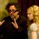 Tim Burton réalise une scène de Alice in Wonderland