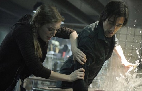 Sarah Polley et Adrien Brody dans le film Nouvelle espèce