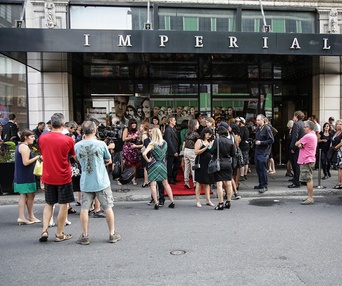 Sur le tapis rouge deLac mystère