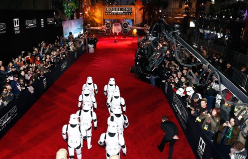 Sur le tapis rouge de la première mondiale de Rogue One: A Star Wars Story