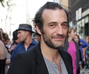 Sur le tapis rouge du film L'affaire Dumont