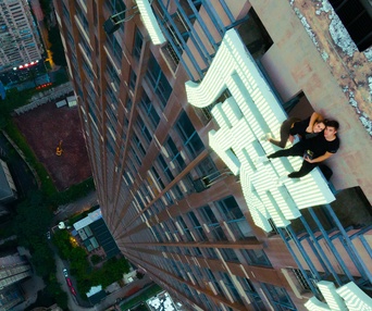 Une scène du film Skywalkers: A Love Story