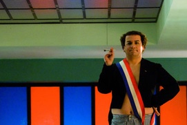Une scène du film Coluche, l'histoire d'un mec Une scène du film Coluche, l'histoire d'un mec