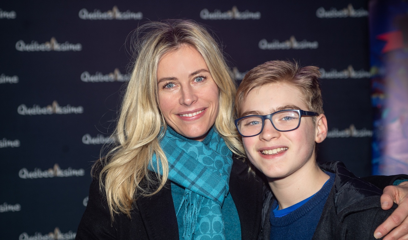 Familles et artistes assistent à la première de Décembre