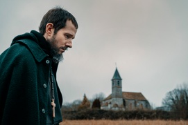 Une scène du film L'abbé Pierre - Une vie de combats Une scène du film L'abbé Pierre - Une vie de combats