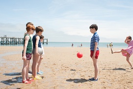 Une scène du film Les vacances du petit Nicolas