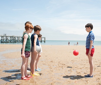 Une scène du film Les vacances du petit Nicolas