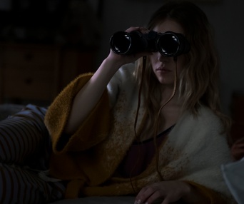Une scène du film The Voyeurs