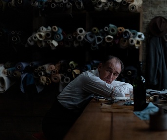 Une scène du film The Outfit