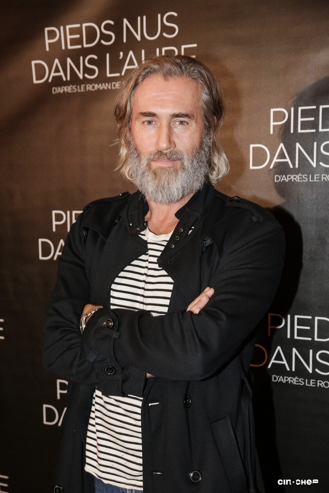 Sur le tapis rouge du film Pieds nus dans l'aube