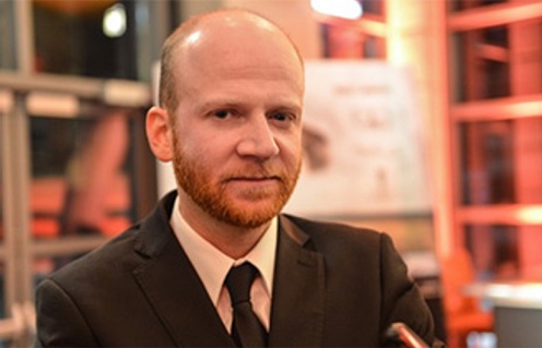 Emanuel Hoss-Desmarais sur le tapis rouge du film Whitewash