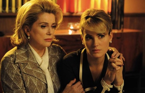 Catherine Deneuve et Judith Godrèche dans Potiche