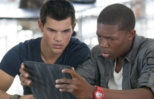 Denzel Whitaker et Taylor Lautner dans le film Abduction
