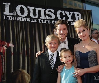 Sur le tapis rouge de Louis Cyr : L'homme le plus fort du monde