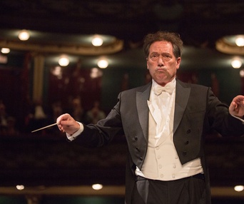 Une scène du film The Conductor