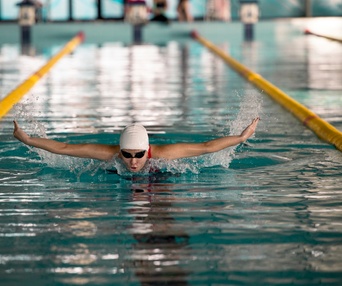 Une scène du film The Swimmers