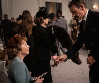 Une scène du film Mrs. Harris Goes to Paris