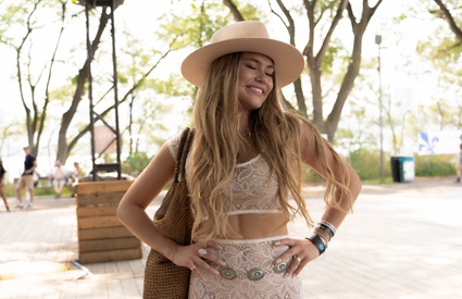 Image de l'article Marie-William, la fille de Patrick Bourgeois, défile, enceinte, sur un tapis rouge
