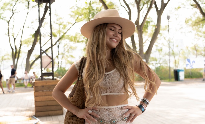 Image de l'article Marie-William, la fille de Patrick Bourgeois, défile, enceinte, sur un tapis rouge