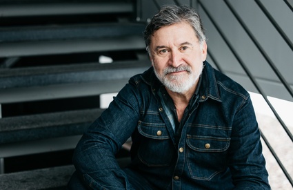 Image de l'article François Papineau lance des fleurs à Vincent-Guillaume Otis et c'est très touchant!