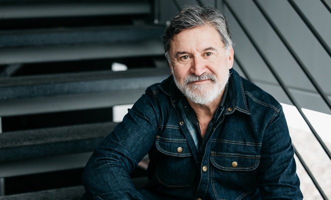 Image de l'article François Papineau lance des fleurs à Vincent-Guillaume Otis et c'est très touchant!