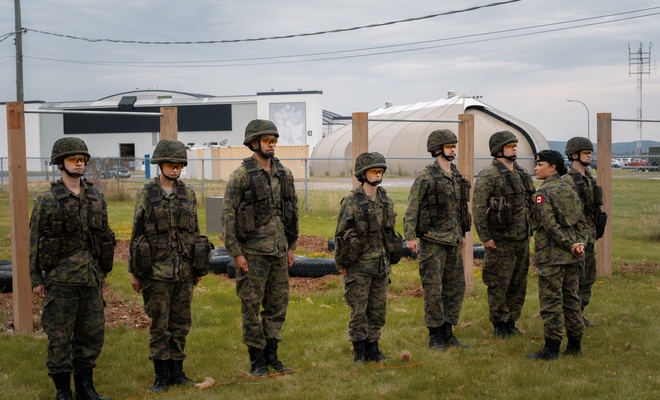 Image de l'article Avez-vous reconnu cette vedette de téléréalité parmi les soldats des «Armes» ?