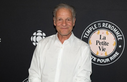 Image de l'article Le fils de Bernard Fortin pose sur un tapis rouge avec sa conjointe connue