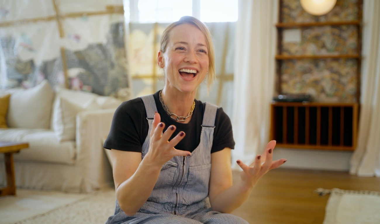 Image de l'article Karine Vanasse dévoile l'avancement des travaux dans la cour de sa maison jaune