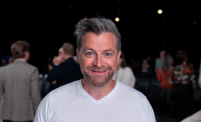 Image de l'article L'amoureuse connue de Patrick Groulx pose lors de la première de son conjoint